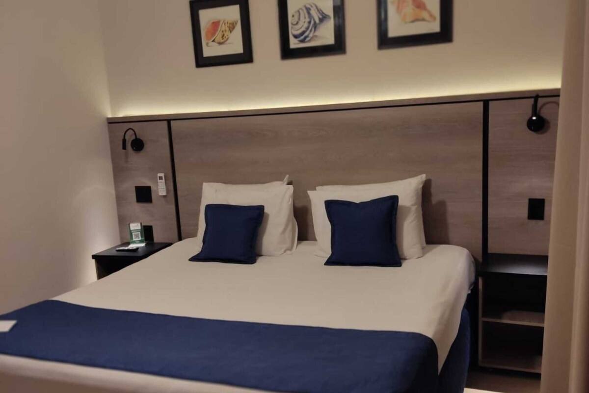 Minibar, bed sheets