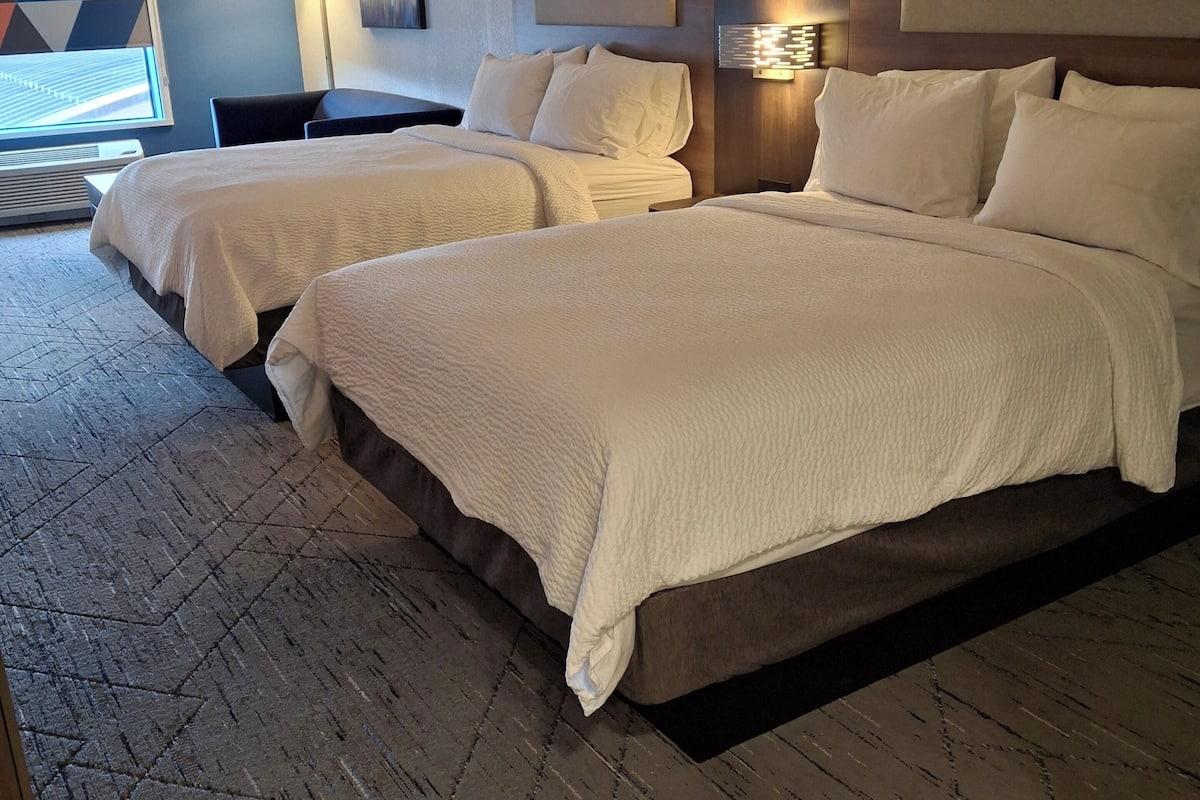 Skrivebord, strykejern/-brett og barnesenger (inkludert)