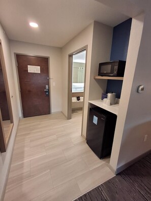 Desk, iron/ironing board, free cots/infant beds, rollaway beds - Holiday Inn Express Hotel & Suites Selinsgrove by IHG (Selinsgrove)