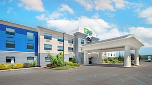 A Holiday Inn Express building with a parking lot and a covered entrance. - Holiday Inn Express Hotel & Suites Selinsgrove by IHG (Selinsgrove)