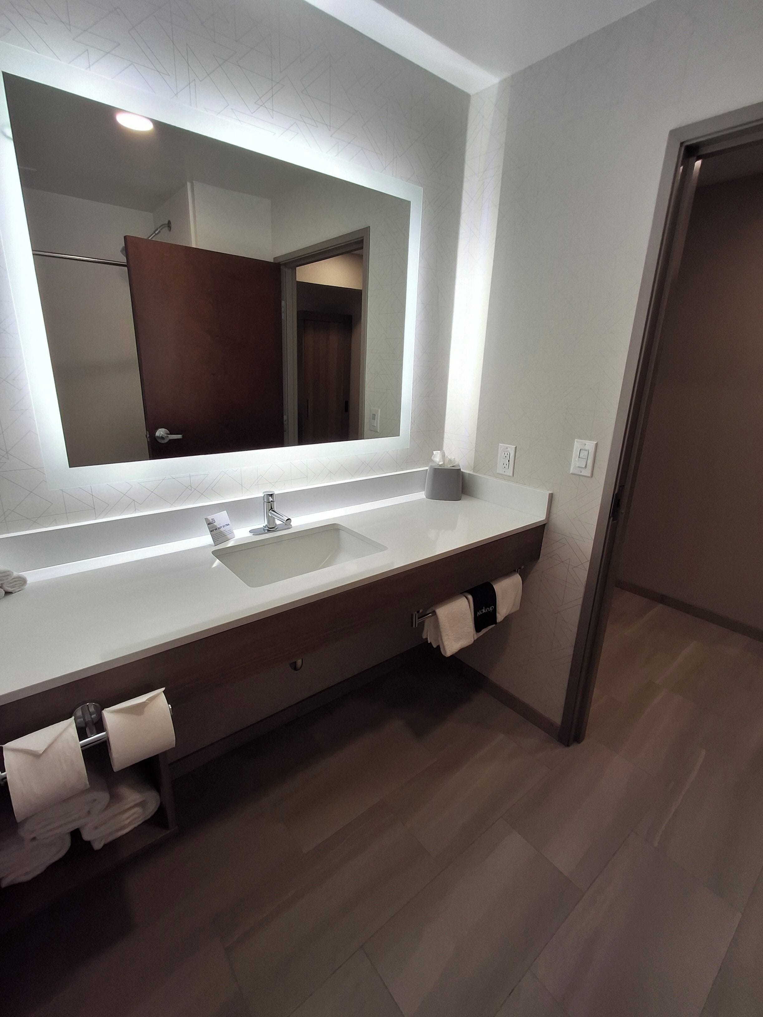 Combined shower/bathtub, hair dryer, towels