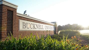 Un muro de ladrillo con el texto 'BUCKNELL UNIVERSITY', indicando la entrada al campus.