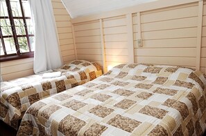 Familjestuga (Chalet) | Minibar, skrivbord, ljudisolering och extrasängar