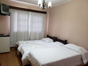 Minibar, desk, soundproofing, rollaway beds - Hotel Pousada das Flores (Gramado)