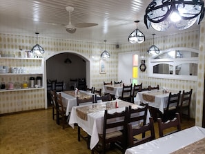 Free daily buffet breakfast  - Hotel Pousada das Flores (Gramado)