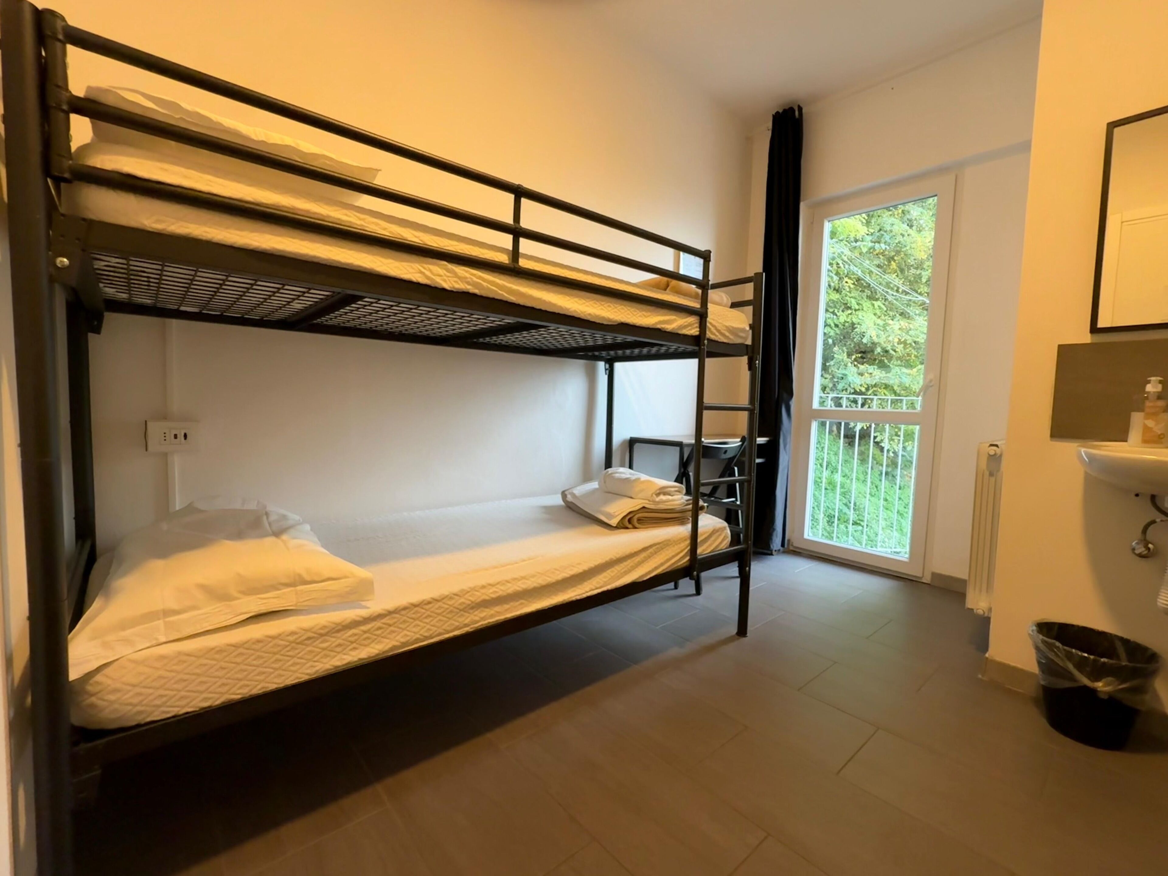 Escritorio, wifi gratis y ropa de cama 