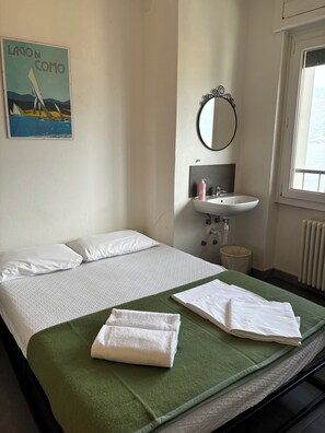 Double Room, Lake View | Desk, free WiFi, bed sheets - Lake Como Hostel (Menaggio)