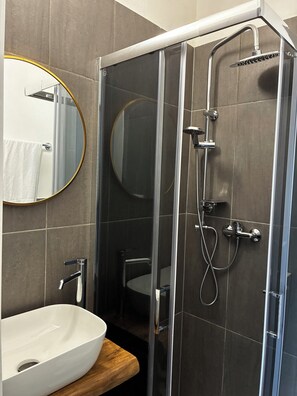 Dormitorio compartido, solo para mujeres | Baño | Secadora de cabello y toallas 