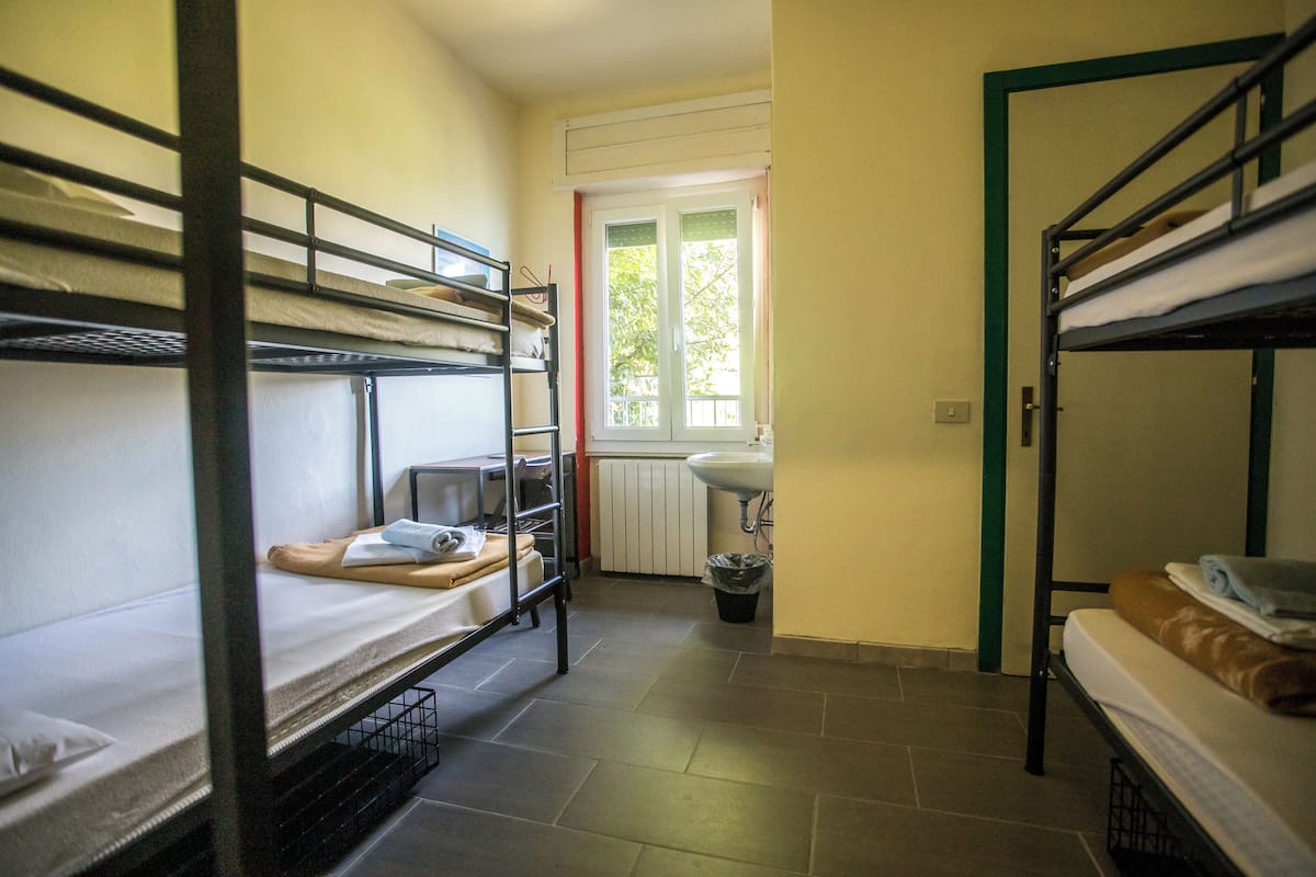 Habitación triple | 1 habitación, escritorio, wifi gratis y ropa de cama