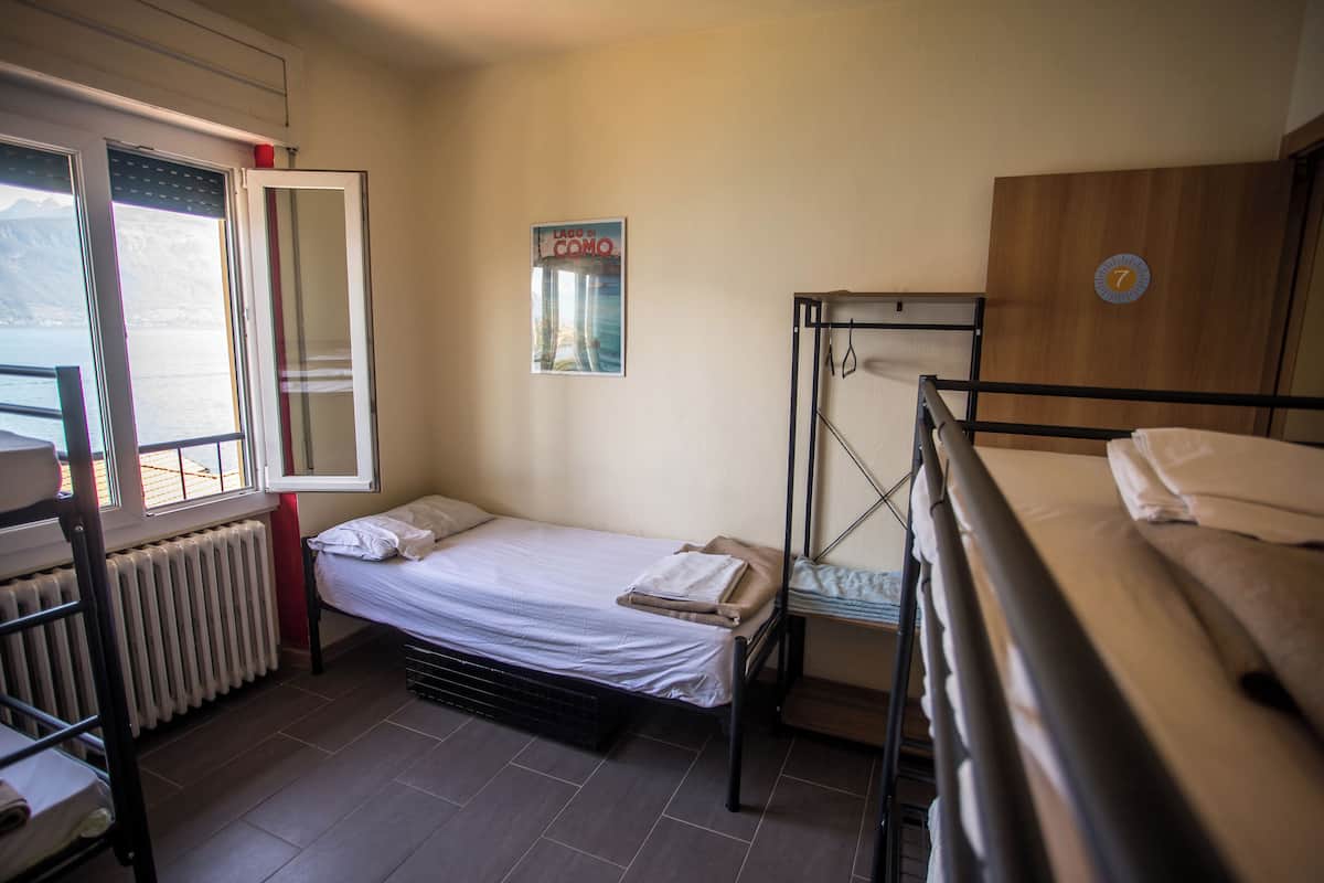 Habitación familiar, varias camas, vista al lago | 1 habitación, escritorio, wifi gratis y ropa de cama