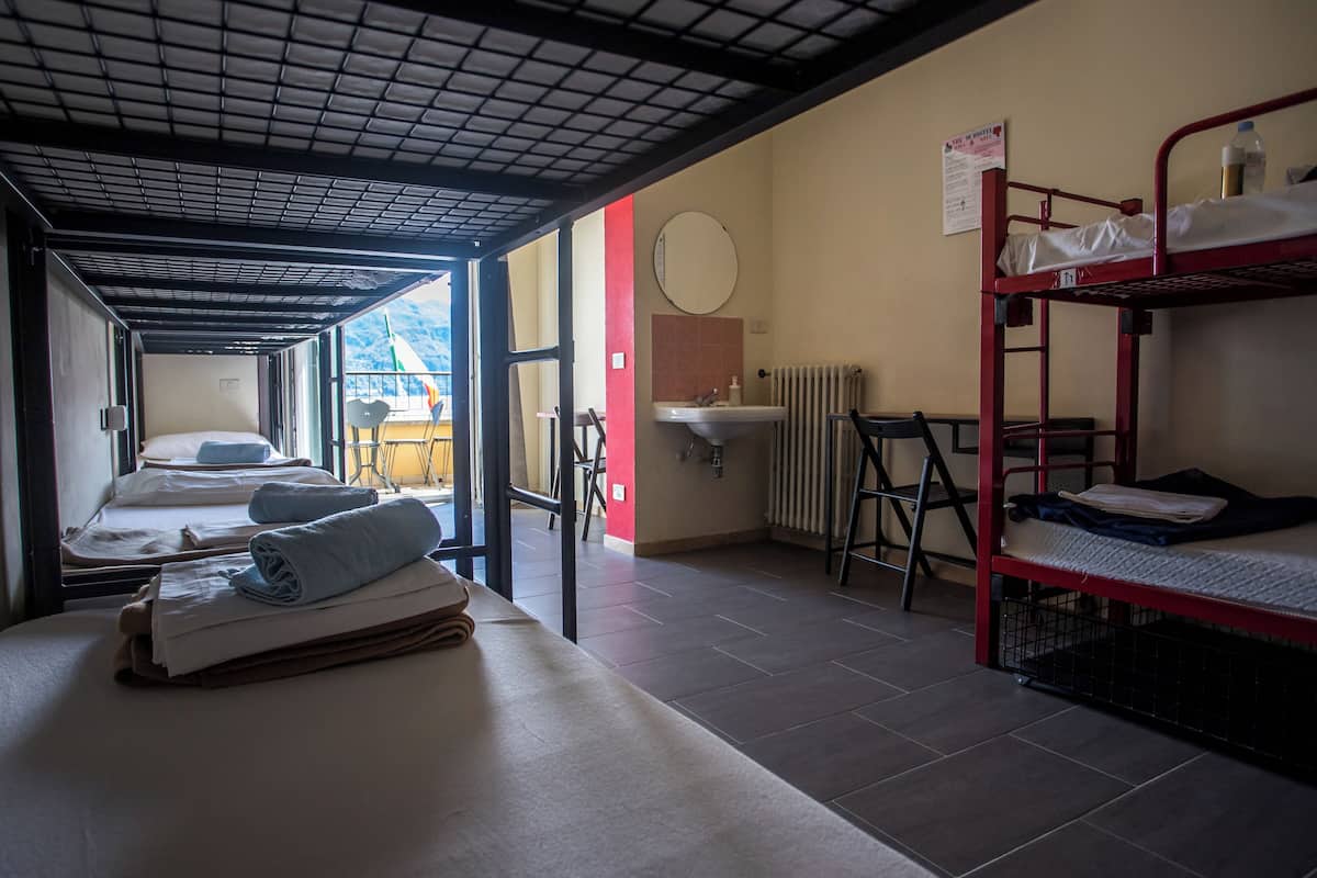 Dormitorio compartido, dormitorio mixto | 1 habitación, escritorio, wifi gratis y ropa de cama