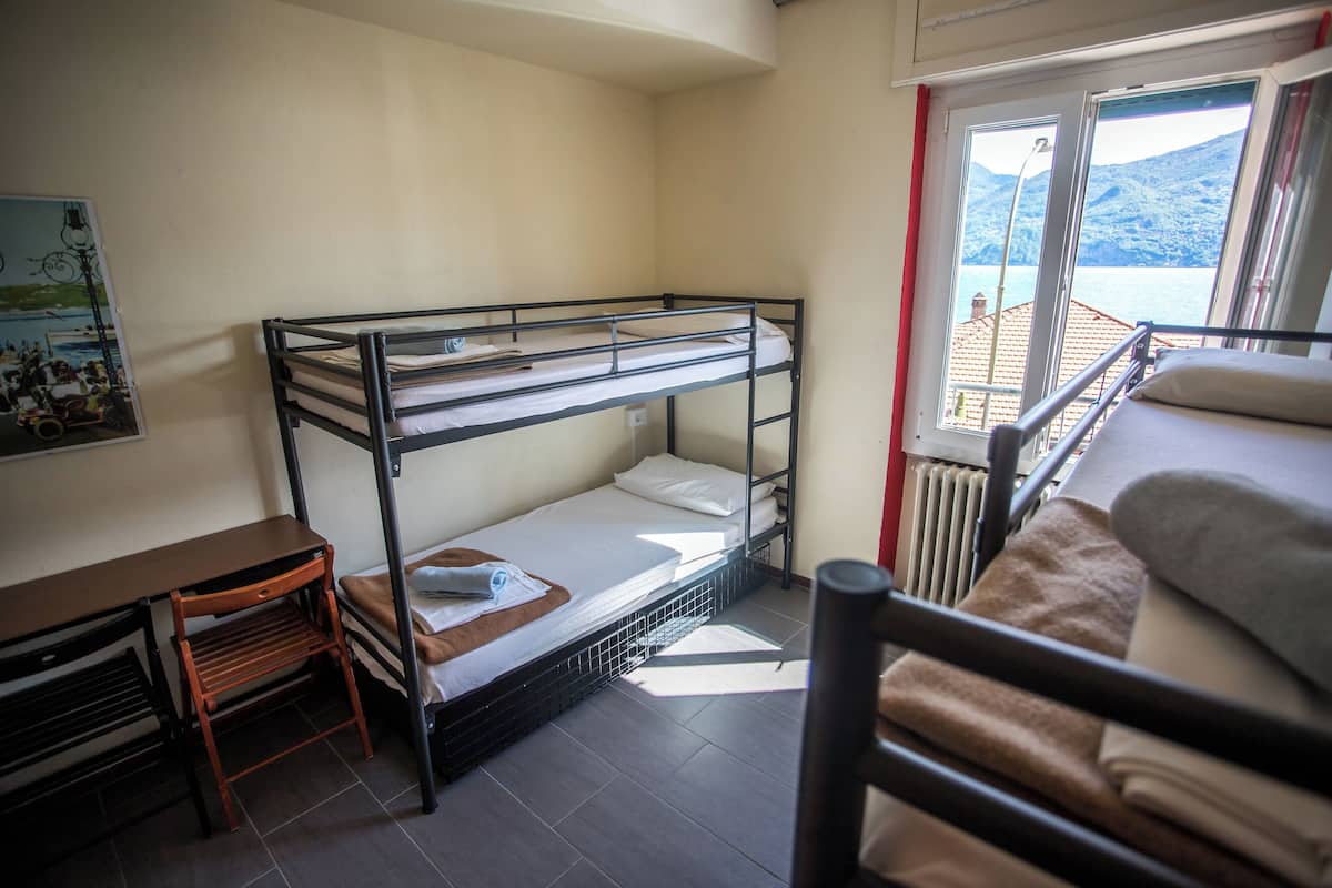 Habitación cuádruple, vista al lago | 1 habitación, escritorio, wifi gratis y ropa de cama
