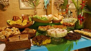 Café da manhã com buffet grátis todos os dias