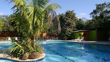Piscina externa, guarda-sóis, espreguiçadeiras
