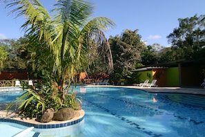 Piscina externa, guarda-sóis, espreguiçadeiras