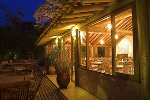 2 restaurantes, com serviço de almoço e jantar; culinária brasileira