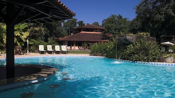 Piscina externa, guarda-sóis, espreguiçadeiras