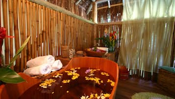 Salas de tratamiento para parejas, un sauna, una bañera de hidromasaje