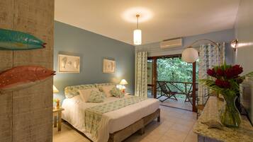 Frigobar, cofres nos quartos, cortinas blackout, roupa de cama