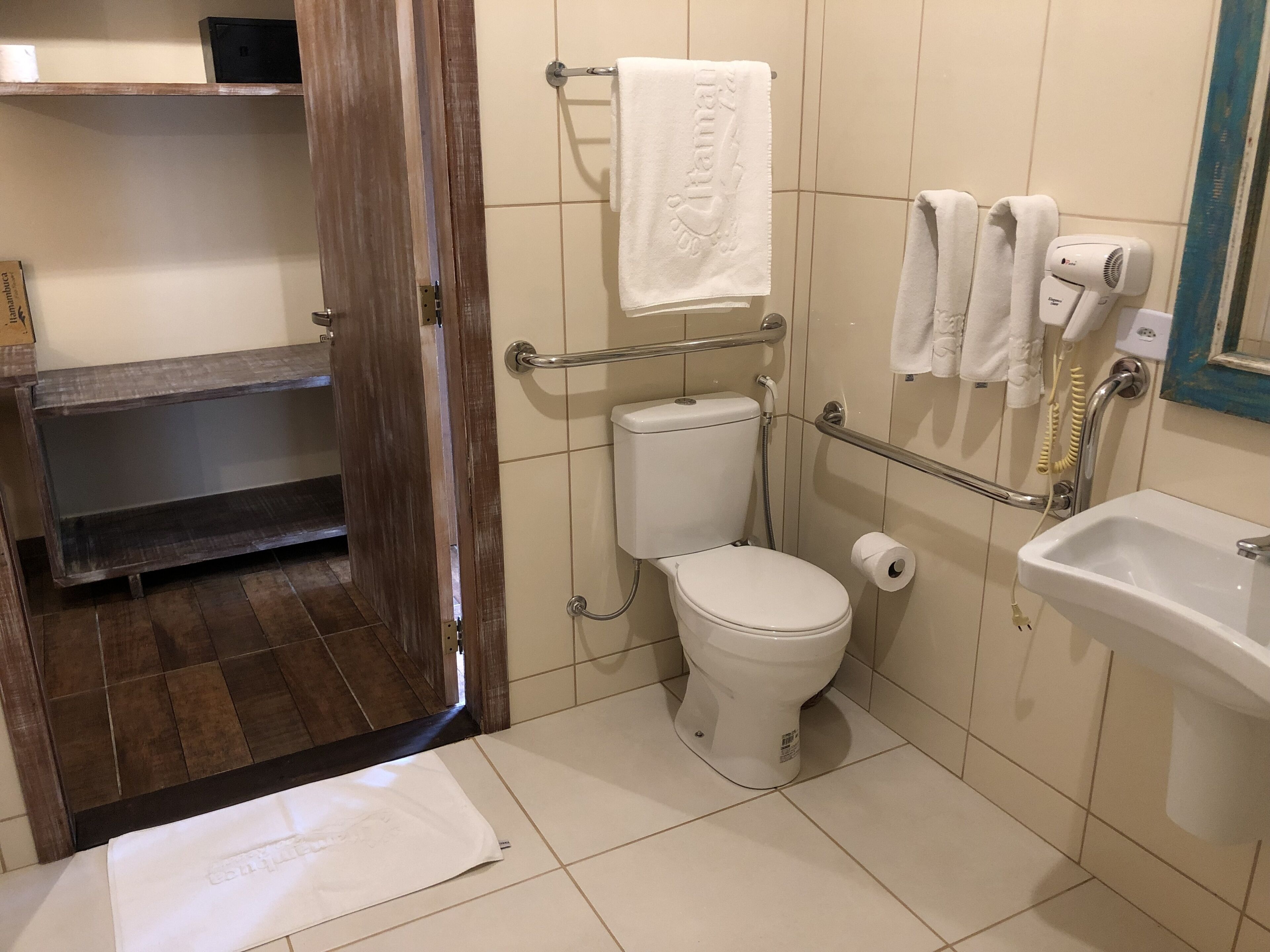 deluxe apartment, accessible | bathroom | shower, hair dryer, towels