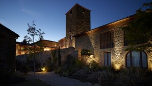 A stone building with a tower, a courtyard, and a pathway. - B&B Borgo Petrognano - Residenza d'epoca (Barberino Tavarnelle)