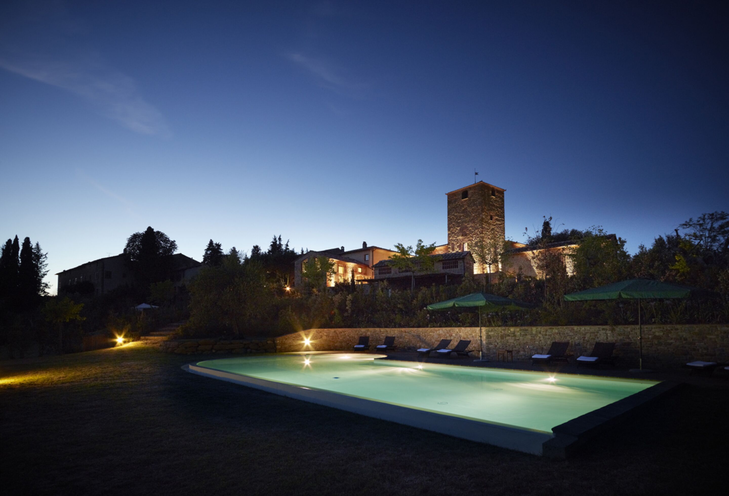 Piscine extérieure, parasols de plage, chaises longues