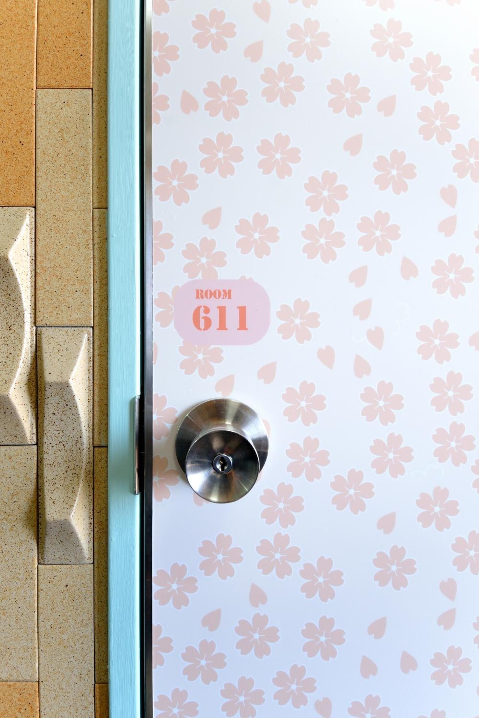 Una puerta con un estampado floral y un cartel que indica 
