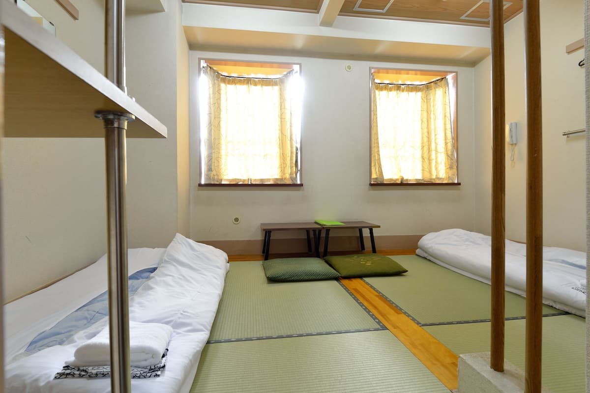 Habitación con 2 camas individuales (Japanese Style Room with TV) | Escritorio, tabla de planchar con plancha, wifi gratis y ropa de cama