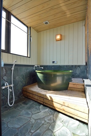Deep-soaking bathtub, free toiletries, bathrobes, slippers - Juyoh Hotel - Hostel (Tokyo)
