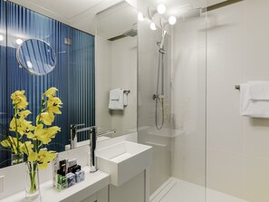 Shower, rainfall showerhead, eco-friendly toiletries, hair dryer - H10 Urquinaona Plaza (Barcelona)
