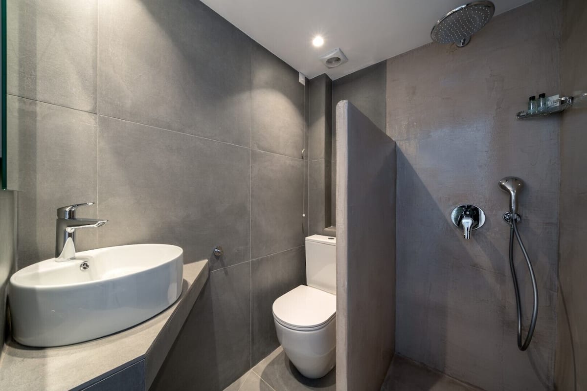 standard room, sea view | bathroom | shower, towels