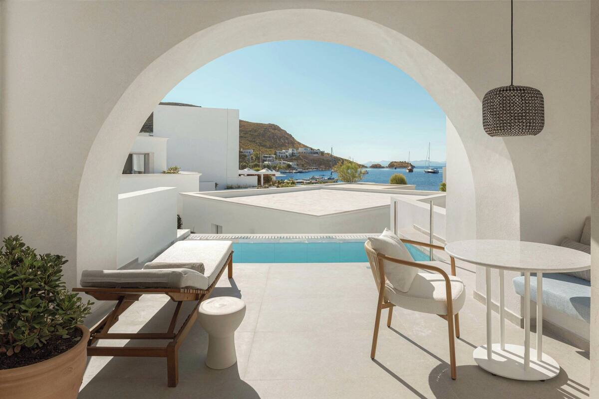 Suite, 1 Schlafzimmer | Pool | Außenpool (je nach Saison geöffnet), Sonnenschirme, Liegestühle