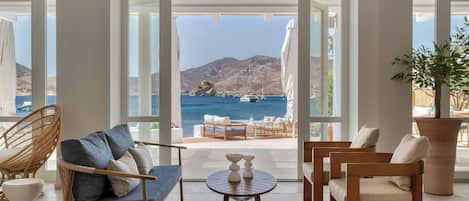 Middag serveres, italienske retter, utsikt mot stranden