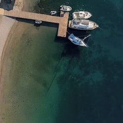 Sulla spiaggia, lettini da mare, ombrelloni, teli da spiaggia