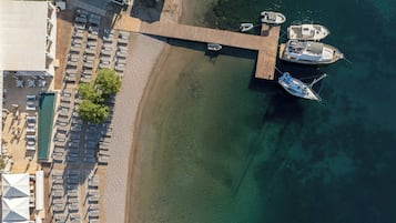 Sulla spiaggia, lettini da mare, ombrelloni, teli da spiaggia