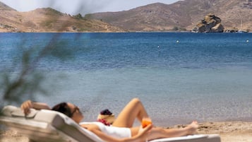 Ubicación a pie de playa, tumbonas, sombrillas y toallas de playa