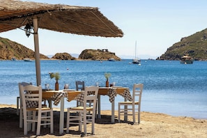 Dîner servi sur place, spécialités Cuisine italienne, vue sur la plage