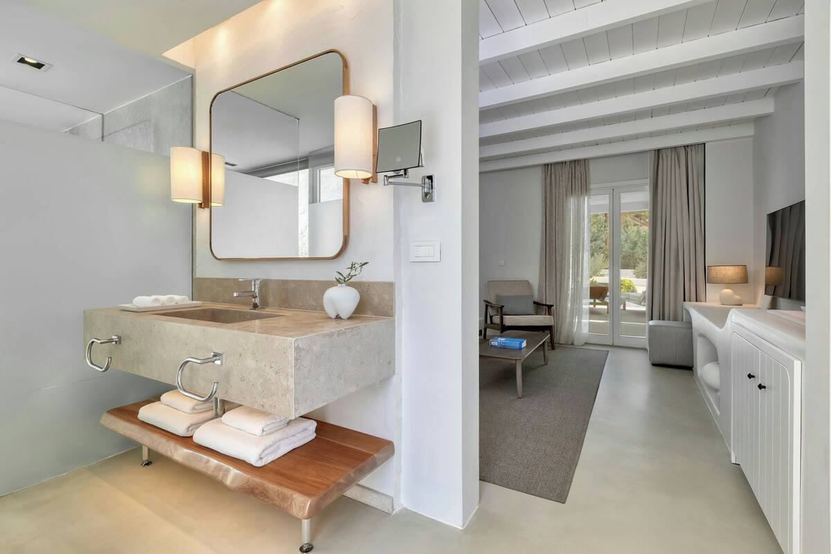 junior suite, 1 king bed, poolside (view) | bathroom | shower, rainfall showerhead, designer toiletries, hair dryer