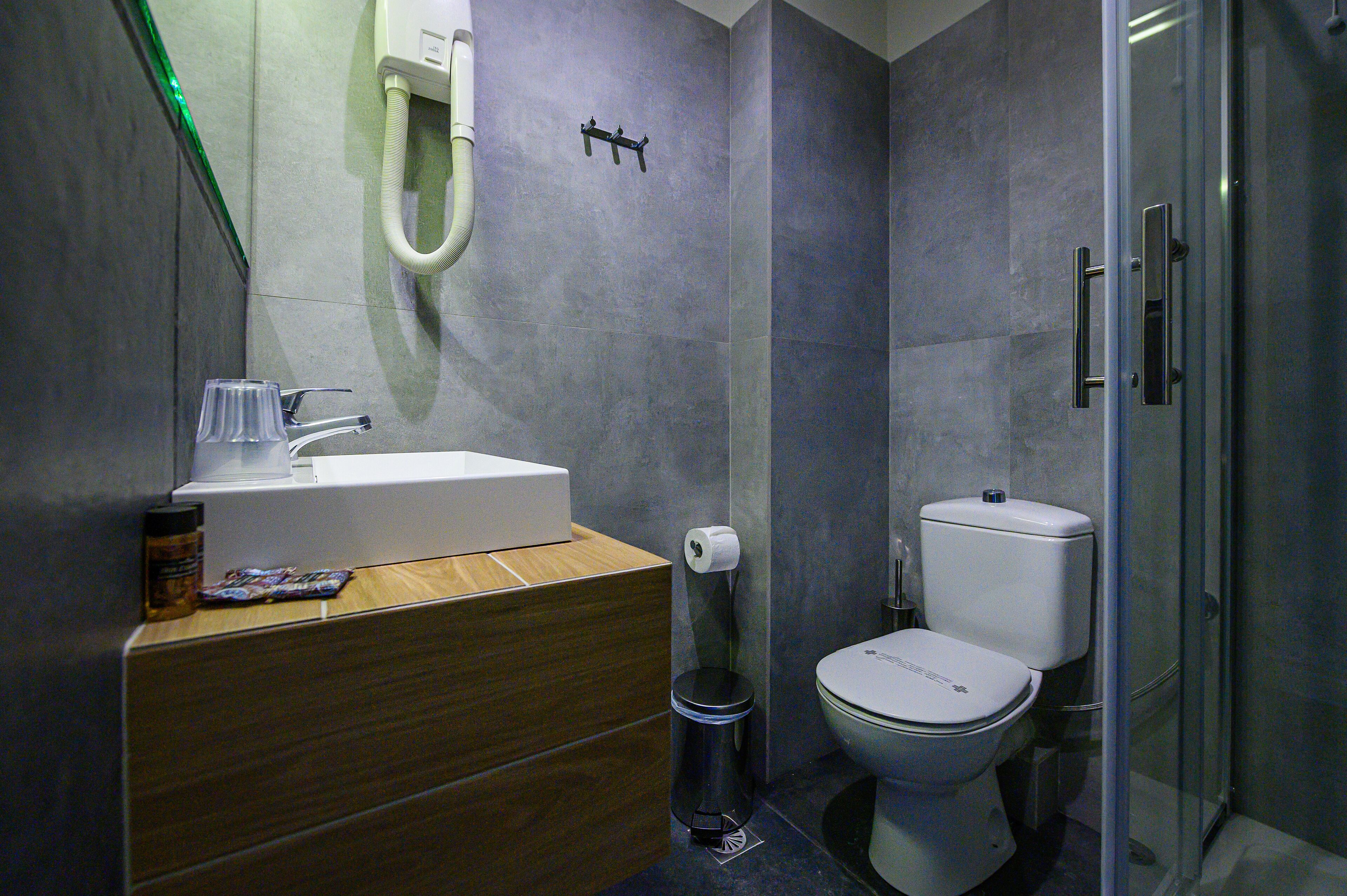 standard quadruple room, 1 bedroom | bathroom | shower, hair dryer, bidet, towels