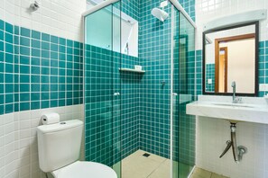 Ducha, artículos de tocador gratuitos, toallas