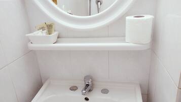 Eenpersoonskamer, 1 slaapkamer | Badkamer | Een douche, handdoeken