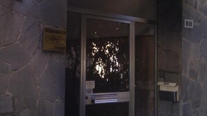 L'ingresso di un hotel con un cartello che riporta 
