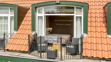 Superior kamer, balkon | 1 slaapkamer, een kluis op de kamer, een bureau, gratis wifi