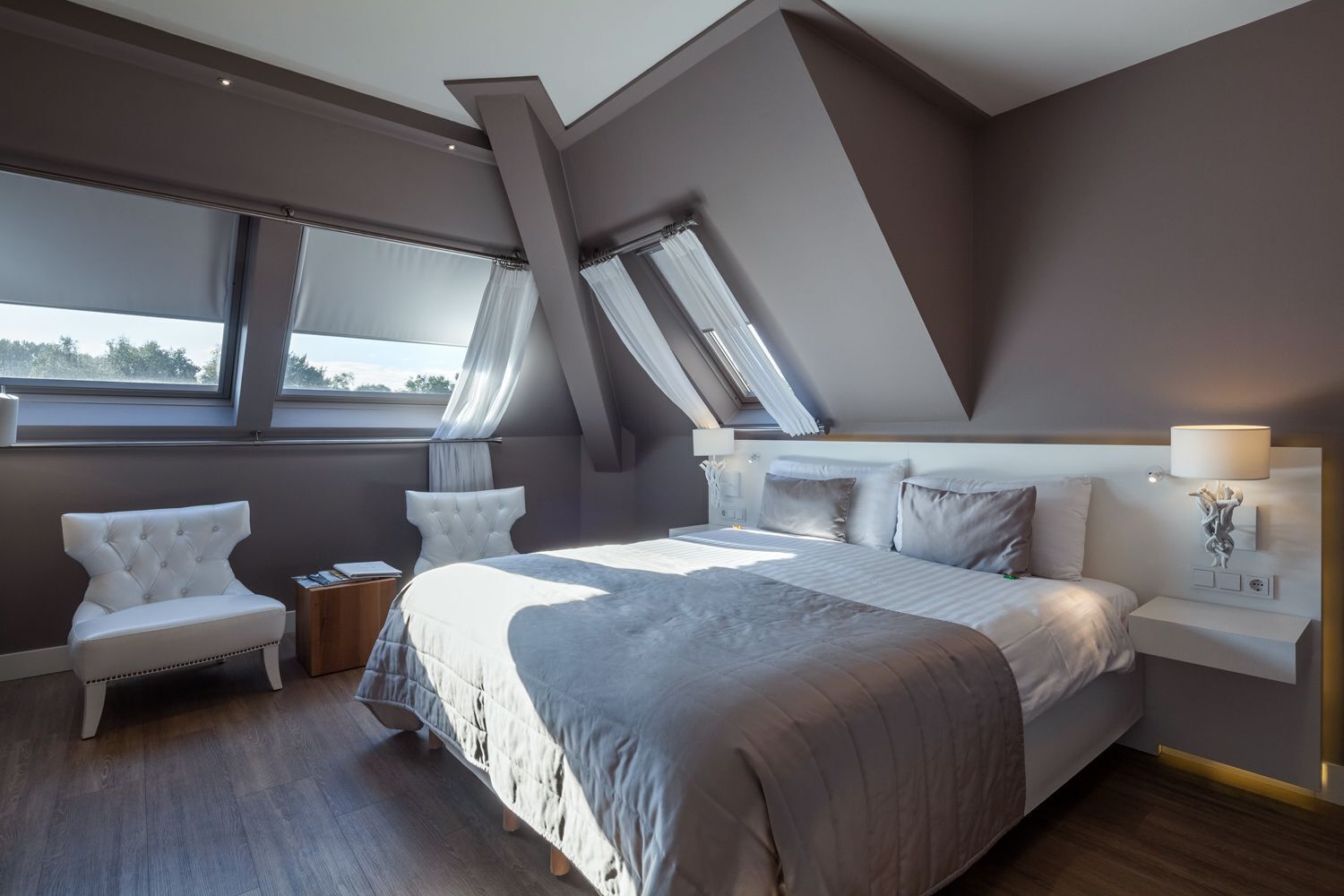 Coffres-forts dans les chambres, bureau, Wi-Fi gratuit, draps fournis