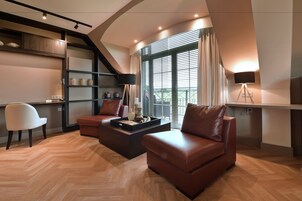 Sunset Suite | Living room | Flat-screen TV