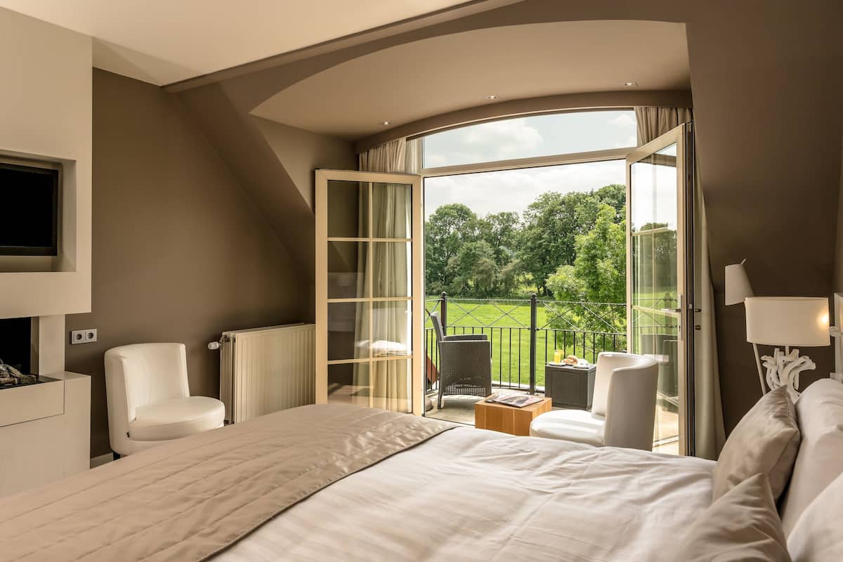 superior room, balcony | in-room safe, desk, free wifi, bed sheets