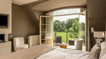 Superior kamer, balkon | 1 slaapkamer, een kluis op de kamer, een bureau, gratis wifi