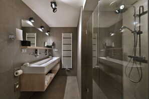 Habitación familiar, varias camas | Baño | Ducha y bañera combinadas y artículos de higiene personal gratuitos