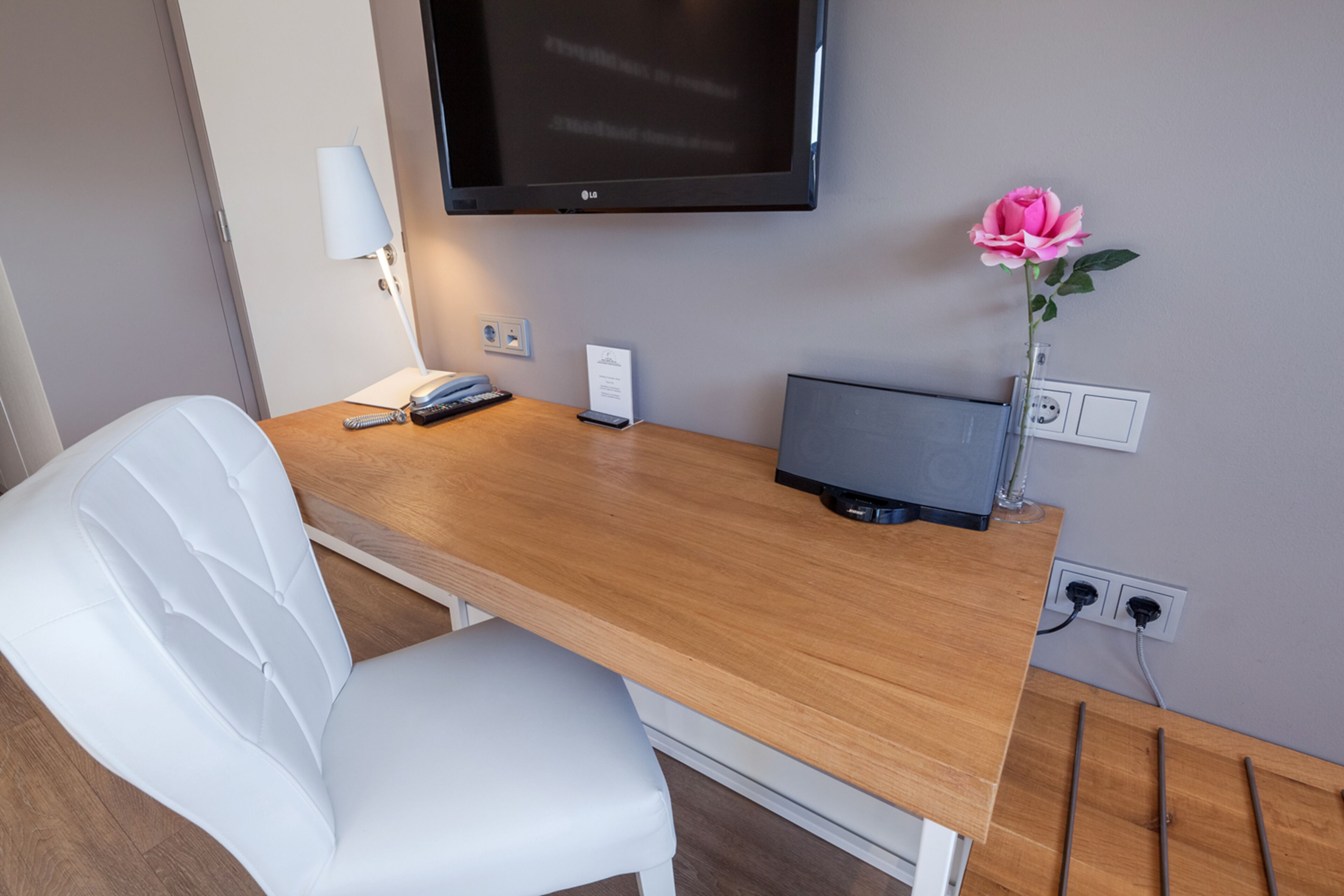 superior room, 1 double bed | in-room safe, desk, free wifi, bed sheets