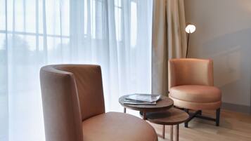 Superior kamer, terras | Een kluis op de kamer, een bureau, gratis wifi, beddengoed